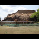 Einer der Höhlentempel am Fuß des Forts